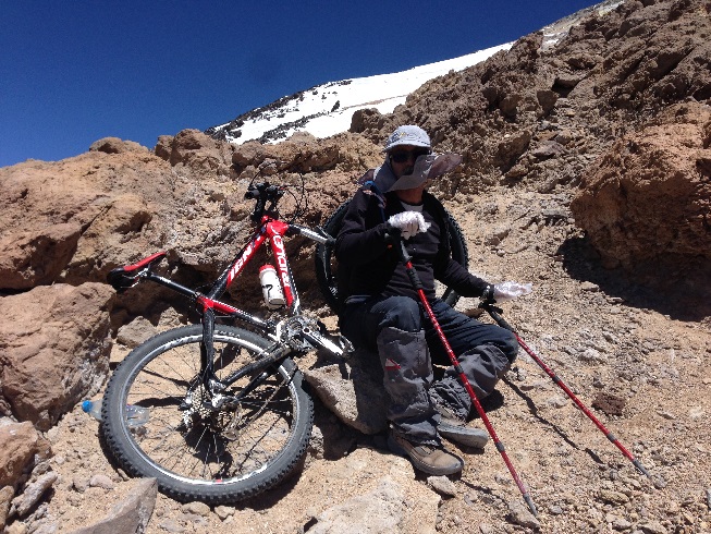 اینجا رکورد شکنانی می توانی یافت که قصد دارند با دوچرخه قله دماوند را فتح کنند 